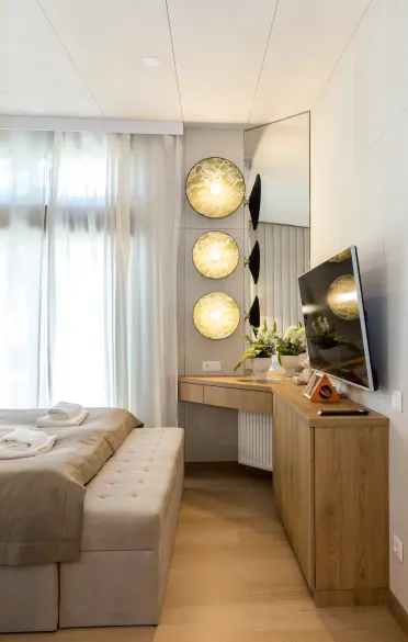 Schlafzimmer mit TV-Bett und Designerlampen