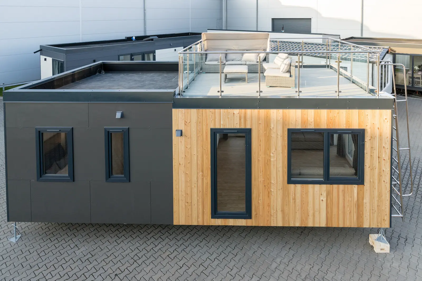 maison mobile avec une terrasse sur le toit, sur la terrasse il y a un endroit pour se reposer