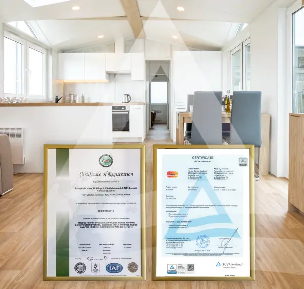 Imagen de dos certificados TUV y NCC sobre el fondo del interior de la casa móvil
