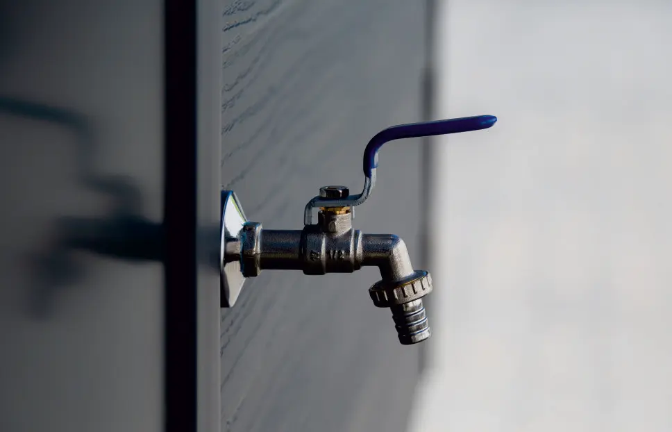 Un robinet extérieur permet de raccorder rapidement un tuyau d'arrosage.